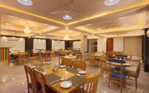 A restaurant or other place to eat at Hotel Arch - Near Aerocity New Delhi