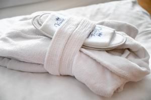 einen Stapel Handtücher auf dem Bett in der Unterkunft Ringhotel Krone in Friedrichshafen