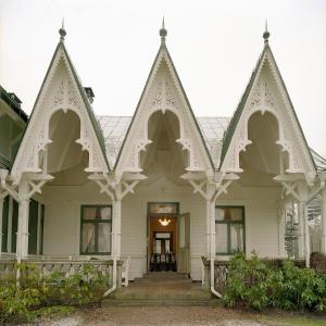 une maison blanche avec un toit blanc dans l'établissement Villa Sjötorp, à Ljungskile