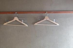 dos perchas colgando del techo en una habitación en ANY B&B+COFFEE, en Nara