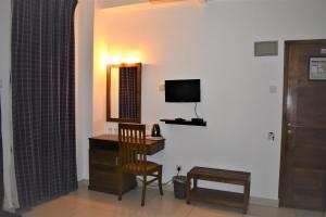 A television and/or entertainment centre at Port View City Hotel