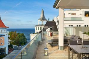 ein Balkon mit Blick auf das Meer in der Unterkunft FIRST im FIRST Sellin, Penthouse Paradies am Meer in Ostseebad Sellin