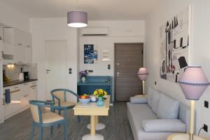 ein Wohnzimmer mit einem Sofa und einem Tisch in der Unterkunft STUDIO ANASTASIA in Athen