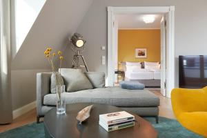 ein Wohnzimmer mit einer Couch und einem Tisch in der Unterkunft FIRST im FIRST Sellin, Penthouse Paradies am Meer in Ostseebad Sellin