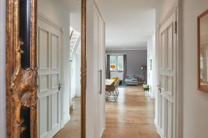 einen Flur mit Spiegel und ein Wohnzimmer in der Unterkunft FIRST im FIRST Sellin, Penthouse Paradies am Meer in Ostseebad Sellin