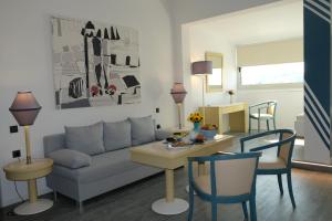 A seating area at STUDIO ANASTASIA Még 9 kép