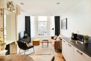 A kitchen or kitchenette at Damrak Short Stay Amsterdam