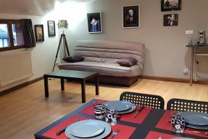 - un salon avec un canapé et une table dans l'établissement Ciné Loft 55 m2 Centre Ville, à Châlons-en-Champagne
