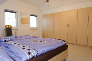 Bärnau的住宿－Ferien - Knierer，一间卧室配有一张蓝色的床和木制橱柜