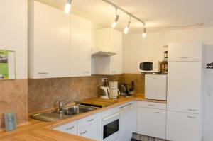 Bärnau的住宿－Ferien - Knierer，厨房配有白色橱柜和水槽