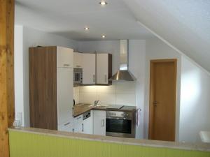Fambach的住宿－Ferienwohnung Nüssleshof，厨房配有白色橱柜和炉灶烤箱。