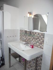 uma casa de banho com um lavatório branco e um espelho. em STHS79005-FeWo-Meerruschen em Meeschendorf