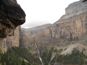 una cascada en un cañón en las montañas en El Churrón, en Larrés