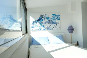 Schlafzimmer mit einem Bett und einem Fenster in der Unterkunft STUDIO ANASTASIA in Athen