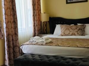 Een bed of bedden in een kamer bij La Mer Suite