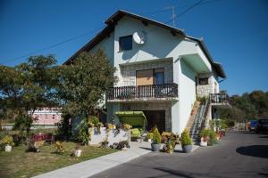 a house with a lot of plants in front of it at OPG HORVAT SOBE ZA ODMOR in Daruvar