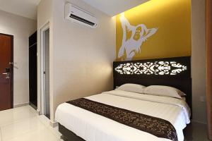 Postel nebo postele na pokoji v ubytování Sri Enstek Hotel KLIA, KLIA 2 & F1