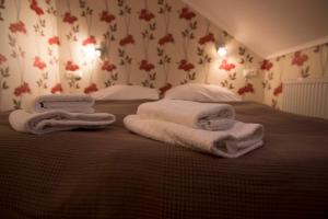 A bed or beds in a room at Penzión Galéria