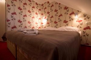 A bed or beds in a room at Penzión Galéria