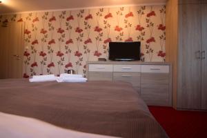 A bed or beds in a room at Penzión Galéria