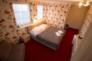 A bed or beds in a room at Penzión Galéria