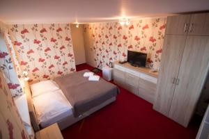 A bed or beds in a room at Penzión Galéria