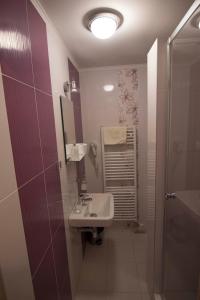 A bathroom at Penzión Galéria Még 20 kép