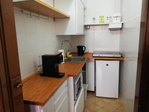 una piccola cucina con lavandino e forno a microonde di Appartamento Silvana a Grosseto