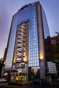 un edificio alto con muchas ventanas en Wyndham Garden Santiago Kennedy, en Santiago