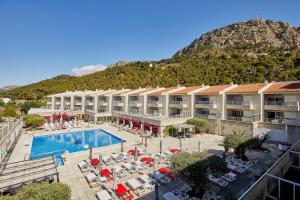 a resort with a pool and a mountain in the background at Apartamentos Centremar in L'Estartit