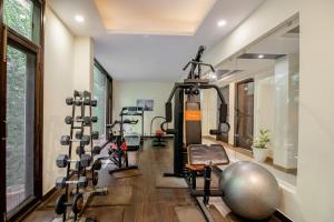 einen Fitnessraum mit Kardiogeräten in einem Zimmer in der Unterkunft Snow Valley Resorts Shimla in Shimla
