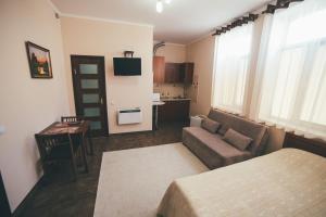 Televízia a/alebo spoločenská miestnosť v ubytovaní Villa Zhanna