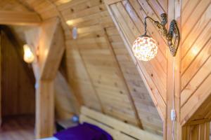 Postel nebo postele na pokoji v ubytování Wooden Attic