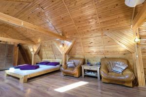 Postelja oz. postelje v sobi nastanitve Wooden Attic Suite