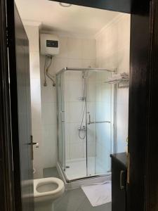 ブラザヴィルにあるCapital Hôtelのバスルーム(シャワー、トイレ付) +37枚の写真