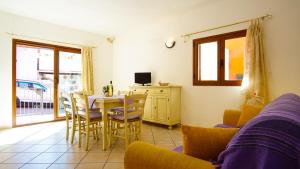 a living room with a table and chairs at Le Gemelle di Cairoli in Santa Teresa Gallura