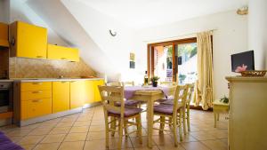 a kitchen and dining room with a table and chairs at Le Gemelle di Cairoli in Santa Teresa Gallura