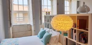 een slaapkamer met een bed en een boekenplank bij Toctoc Studio in Porto