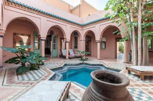 uma casa antiga com uma piscina num pátio em Nooitgedacht Country House em Boesmanspad