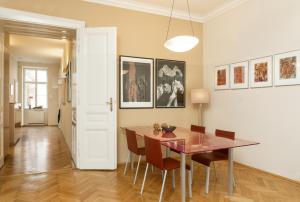 een eetkamer met een tafel en stoelen bij Apartments Fuchsthallergasse in Wenen