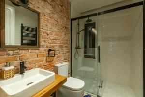 W łazience znajduje się umywalka i przeszklony prysznic. w obiekcie Arenal AC by Staynnapartments w mieście Bilbao
