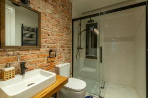 Kúpeľňa v ubytovaní Arenal AC by Staynnapartments