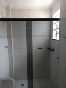 W łazience znajduje się prysznic, umywalka i toaleta. w obiekcie APARTAMENTO FRENTE AO MAR EM SANTOS w mieście Santos