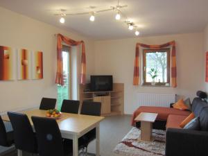 sala de estar con sofá y mesa en Ferienwohnung Wettl, en Vorderberg