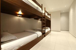 Postel nebo postele na pokoji v ubytování Sri Enstek Hotel KLIA, KLIA 2 & F1