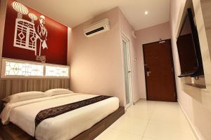 TV a/nebo společenská místnost v ubytování Sri Enstek Hotel KLIA, KLIA 2 & F1