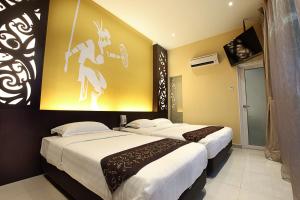 Postel nebo postele na pokoji v ubytování Sri Enstek Hotel KLIA, KLIA 2 & F1