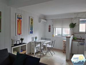 cocina y sala de estar con mesa y sillas en Sunny Los Álamos, en Torremolinos