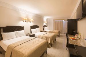 Postel nebo postele na pokoji v ubytování Hotel Victoria Merida + 18 fotografií