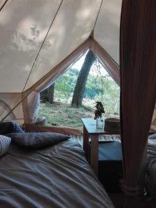 Rifugio Manfre Bivouac Tent في بيلباسو: غرفة نوم مع خيمة مع سرير وطاولة